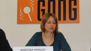  Martina Horvat ispred natpisa GONG