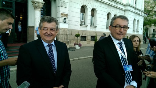 Mića Mićić i Mladen Bosić u razgovoru sa novinarima nakon Izborne skupštine SDS-a
