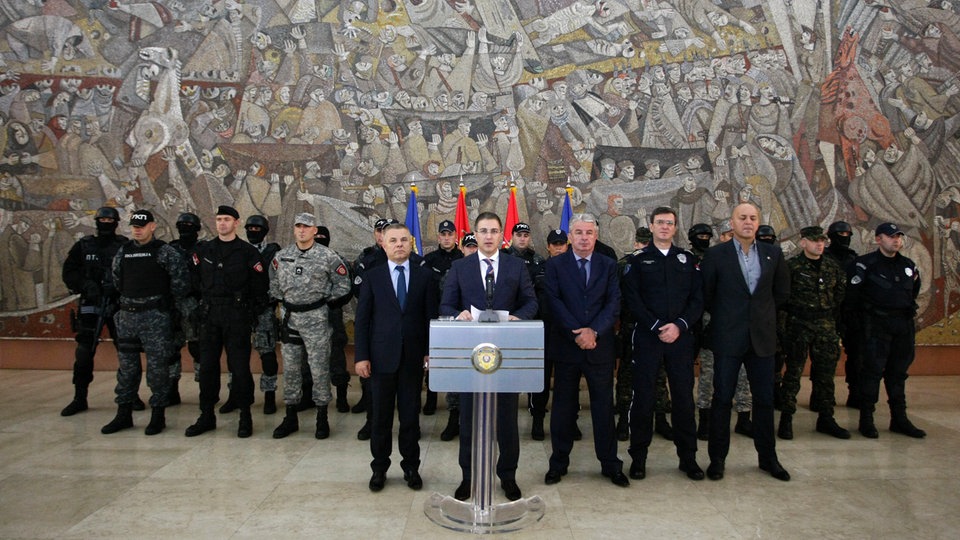 Ministar unutrašnjih poslova Srbije Nebojša Stefanović na konferenciji za novinare u Palati Srbija, okružen policajcima, predstavnicima različitih jedinica
