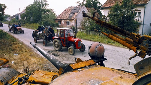 Oluja 1995 - konvoj traktora izmedju Petrinje i Siska