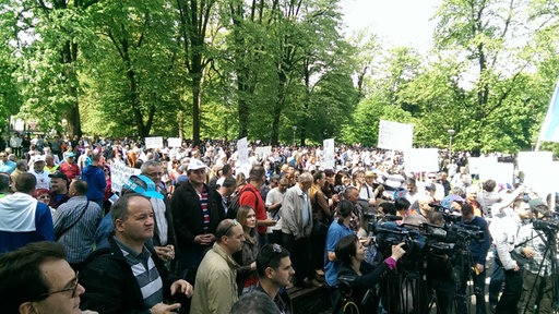Protest, Banjaluka - mnoštvo ljudi s transpatrentima na okupu 