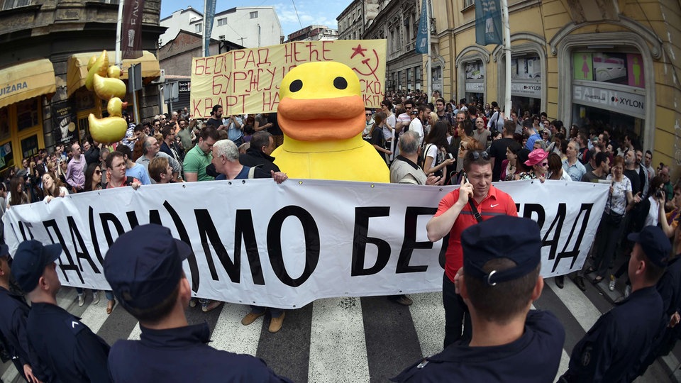 Protest u Beogradu - građani na ulicama sa transparentima
