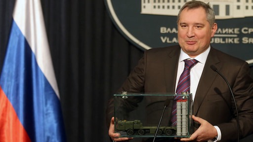 Potpredsednik vlade Rusije Dmitrij Rogozin sa maketom raketnog Sistema S-300, poklonom za premijera Srbije Aleksandra Vučića