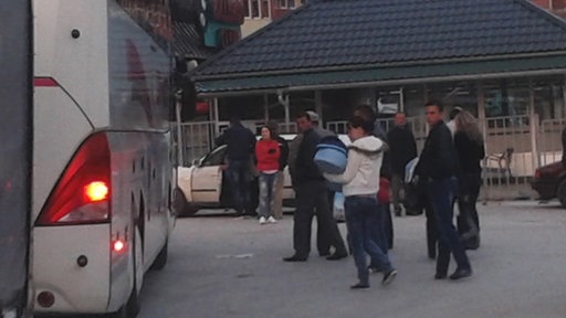 Kod autobusa u Rožajama stoji više ljudi s prtljagom