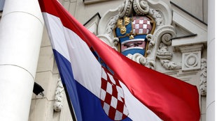 Hrvatski sabor - zastava i grb na zgradi sabora