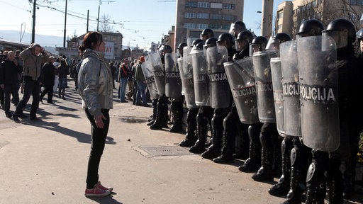 Specijalne policijske snage čuvaju zgradu Vlade Federacije u Sarajevo tokom februarskih demonstracija 2014. godine