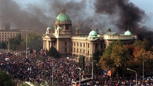 Tadašnja zgrada Skupštine Savezne Republike Jugoslavije u plamenu, 5. oktobra 2000.