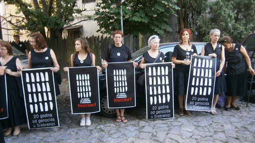 Žene u crnom - podsećaju plakatima na Srebrenicu