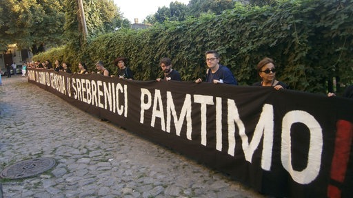 Žene u crnom transparentom podsećaju da se ne zaboravi 