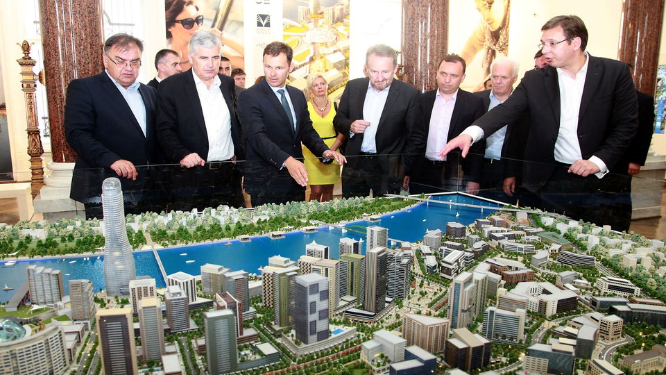 Premijer Srbije Aleksandar Vučić i gradonačelnik Beograda Siniša Mali pokazuju maketu projekta "Beograd na vodi" članovima delegacije BiH koji su danas u poseti Beogradu