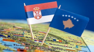 Zastavice Srbije i Kosova zabodene u geografsku mapu područja