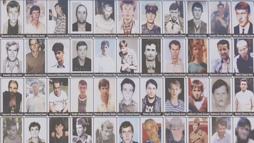Delić panoa sa fotografijama žrtava genocida u Srebrenici