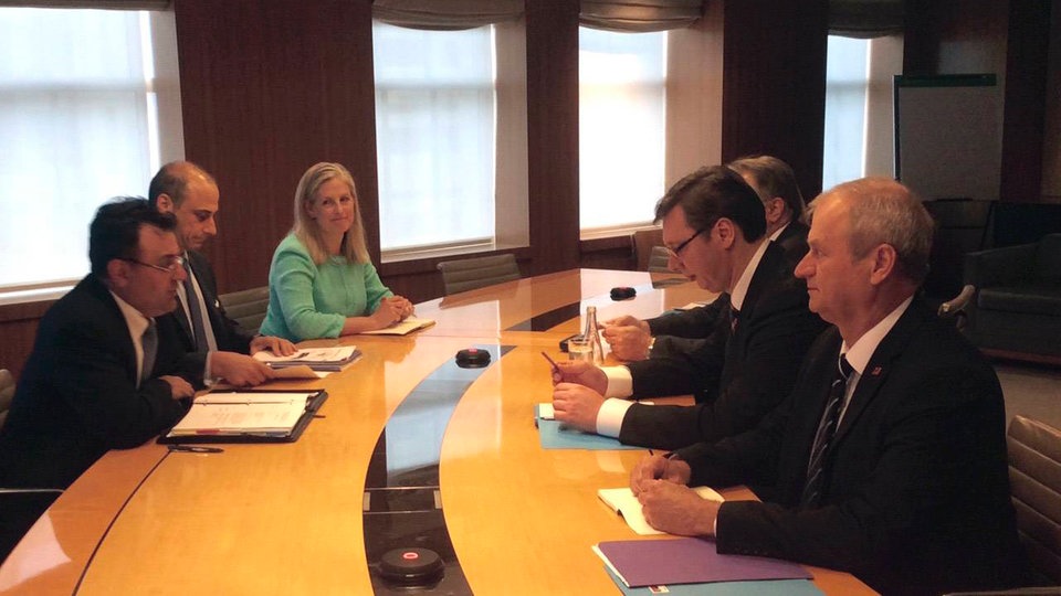 Premijer Srbije Aleksandar Vučić razgovara sa predstavnicima kompanije Dženeral elektrik (General Electric)