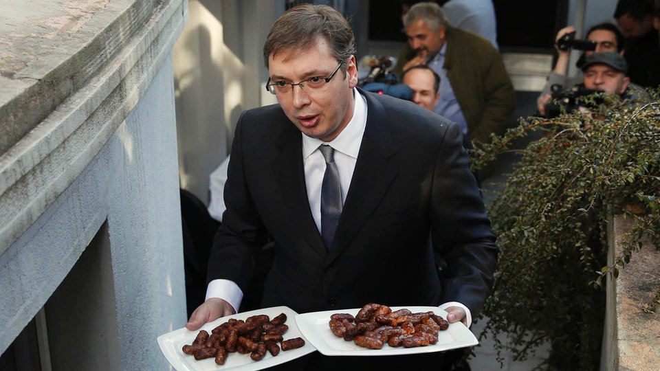 Premijer Srbije Aleksandar Vućić deli ćevape novinarima