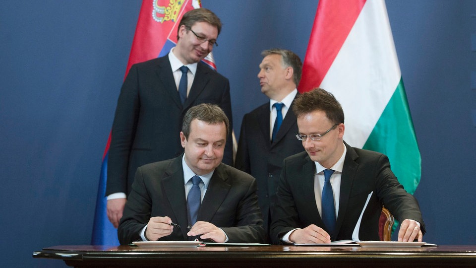Ministri spoljnih poslova Srbije i Mađarske Ivica Dačić i Peter Sijarto potpisuju Memorandum o razumevanju dve vlade o promociji integracije Srbije u Evropsku uniju, u prisustvu premijera Srbije i Mađarske Aleksandra Vučića i Viktora Orbana