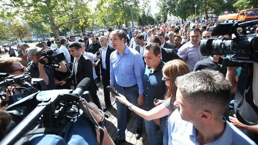 Premijer Srbije Aleksandar Vučić u pratnji nekoliko ministara i brojnih novinara obišao je izbeglice u parku kod beogradske Autobuske stanice