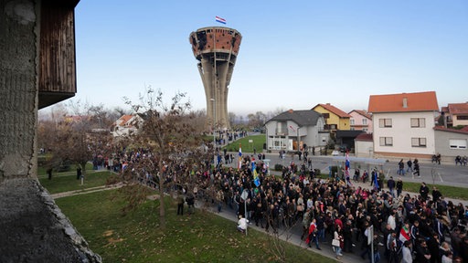Kolona sjećanja prolazi kraj vodotornja pretvorenog u spomenik