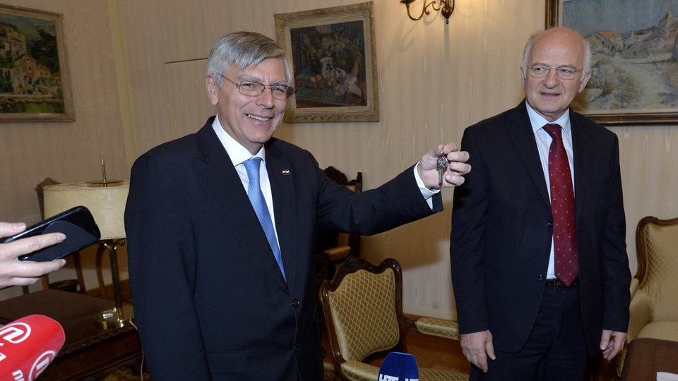 Novi predsjednik Sabora Željko Reiner s ključevima u rukama i dosadašnji predsjednik Josip Leko