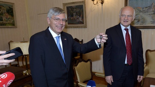 Novi predsjednik Sabora Željko Reiner s ključevima u rukama i dosadašnji predsjednik Josip Leko