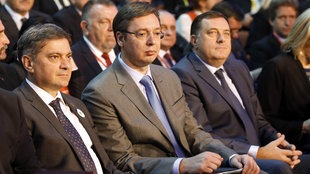 Presjedavajući Vijeća ministara BiH Denis Zvizdić, premijer Srbije Aleksandar Vučić i predsjednik Republike Srpske Milorad Dodik na investicionoj konferenciji „Srebrenica 2015“