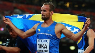Amel Tuka 25. 08. 2015. na atletskom svjetskom prvenstvu u Pekingu zaogrnut bh-zastavom