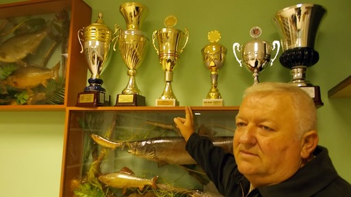 Predsjednik "Bjelke" Đuro Adamović pokazuje pehare