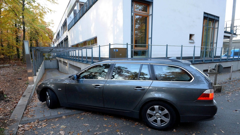 Automobil Finansijske policije ispred zgrade Nemačkog fudbalskog saveza u Frankfurtu