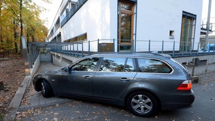 Automobil Finansijske policije ispred zgrade Nemačkog fudbalskog saveza u Frankfurtu