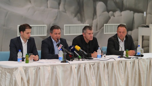 Četriri čelnika HNS sjede za radnim stolom na konferenciji za medije sazvanoj dan nakon incidenta s nacističkim znakom