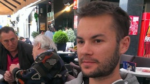 Portret Ivana Šarića snimljen na terasi kafića