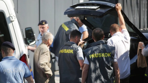 Pripadnici policije prilikom pretresa kuće Zorana Mamića