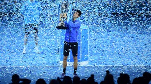  Novak Đoković sa pobedničkim peharom