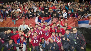 Mlada reprezentacija Srbije u prvom planu - sa pobedničkim bokalom i navijačima u Novom Zelandu