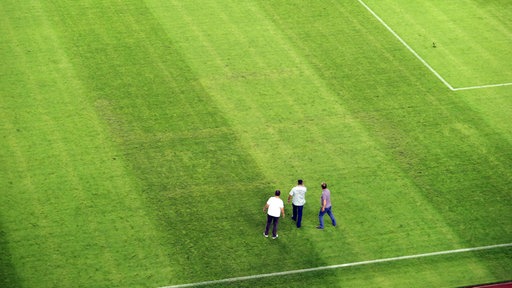 Split, stadion Poljud na kojem se na travi nazire znak svastike