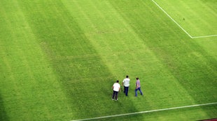 Split, stadion Poljud na kojem se na travi nazire znak svastike