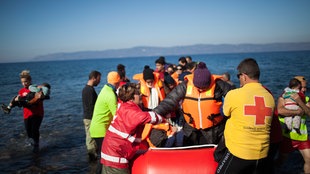 Flüchtlinge kommen in Lesbos an