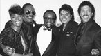 Stevie Wonder bei den Grammys von 1986 mit Dionne Warwick, Quincy Jones, Michael Jackson und Lionel Richie