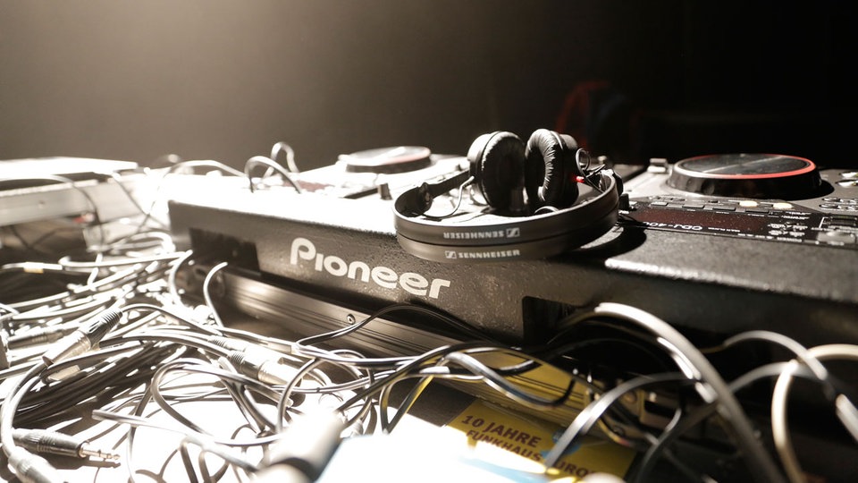 DJs und tanzende Menschen auf der Tanz in den Mai Party