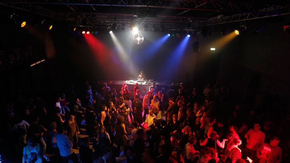 Bildrechte: WDR/Langer DJs und tanzende Menschen auf der Tanz in den Mai Party