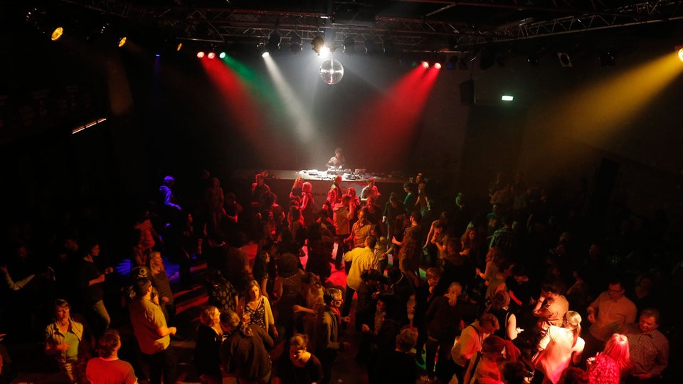 DJs und tanzende Menschen auf der Tanz in den Mai Party
