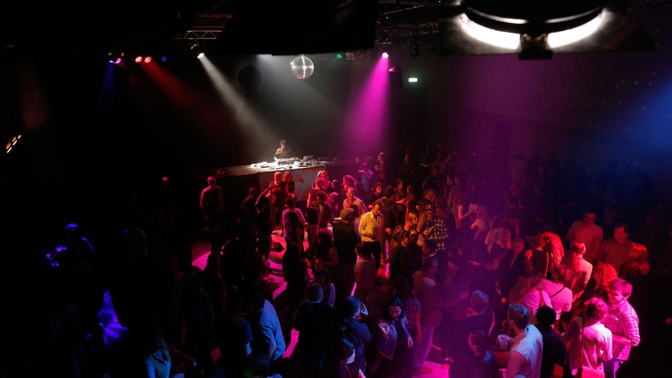 DJs und tanzende Menschen auf der Tanz in den Mai Party