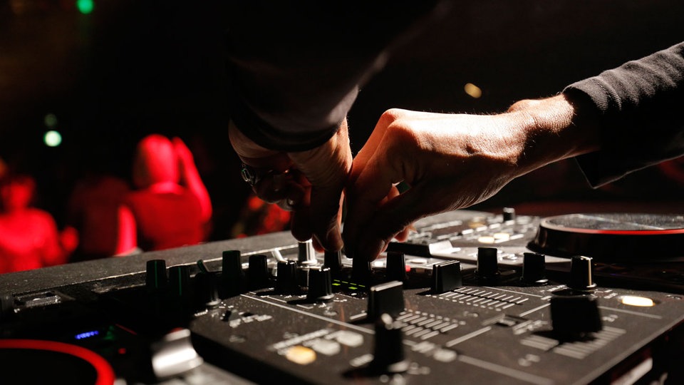 Bildrechte: WDR/Langer DJs und tanzende Menschen auf der Tanz in den Mai Party