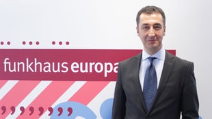 Grünen-Chef Cem Özdemir im Funkhaus Europa Studio