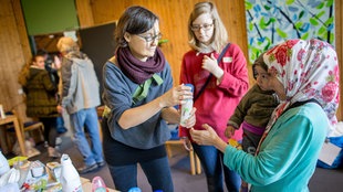 Versorgung der Flüchtlinge in einer Halle 