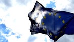 Im EU-Flagge im Gegenlicht
