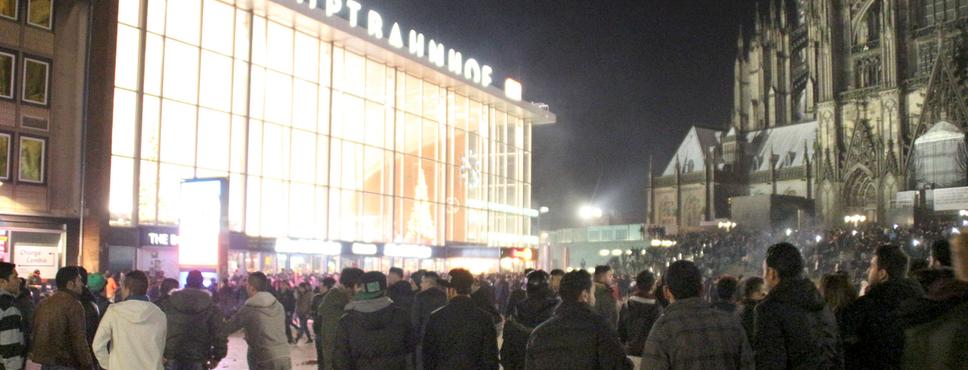 Menschenmenge am Kölner Hauptbahnhof