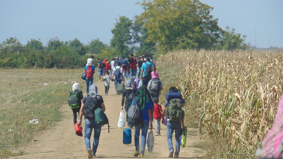 Fußmarsch der Flüchtlinge durch Serbien