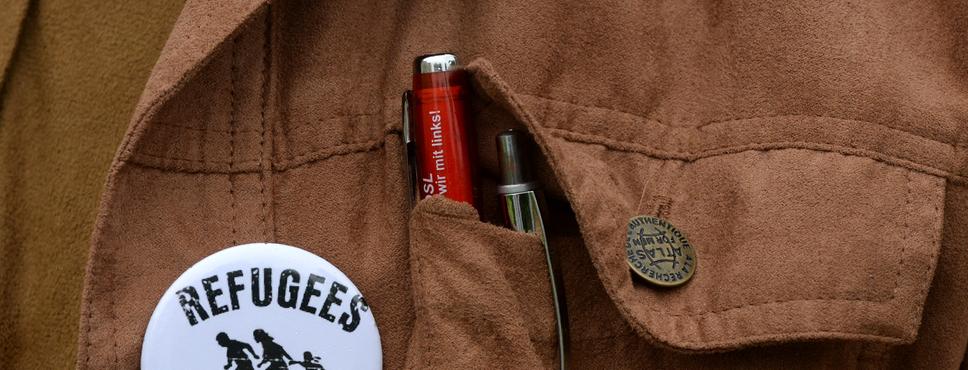 Sticker mit Aufschrift "Refugees Welcome" an einer Jacke