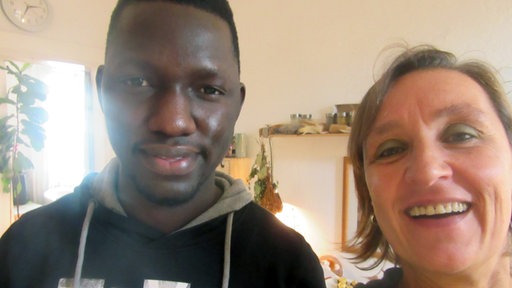 Babucarr Bojang und Mirjam Steger kochen gemeinsam Domoda