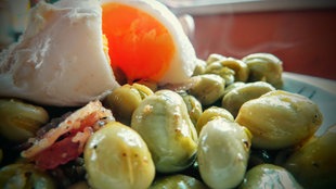Saubohnen mit pochiertem Ei